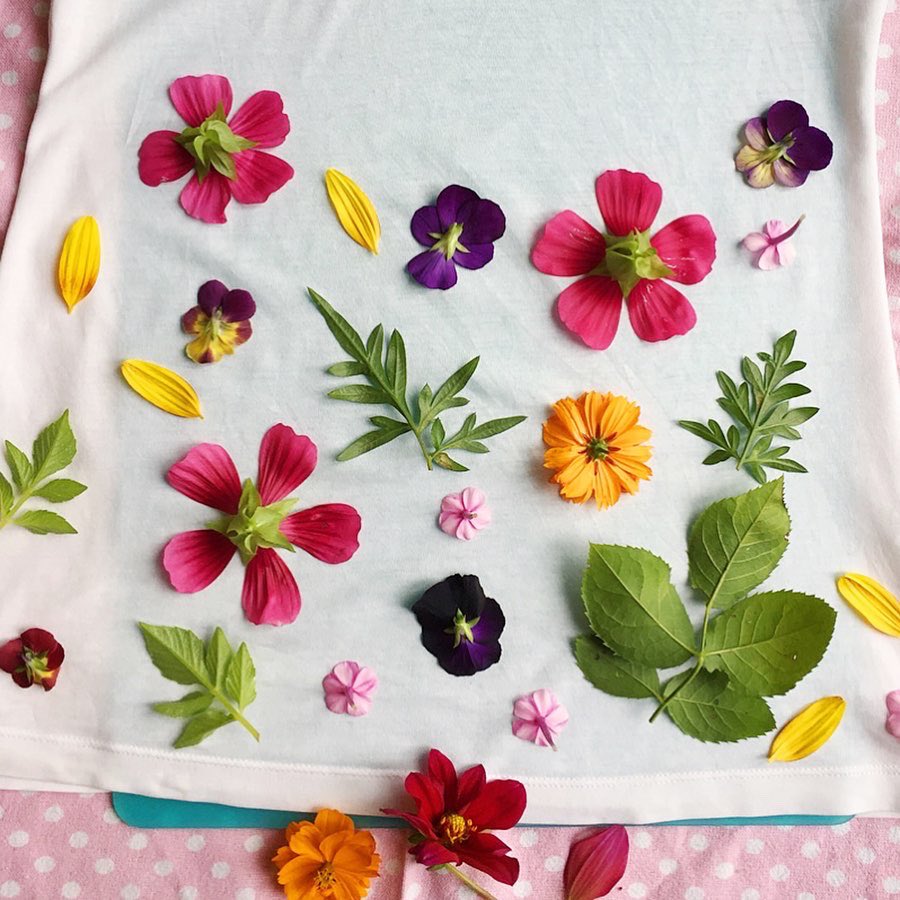 GrowCreateJoy's tweet photo. Wow, the weather is really nasty here in Nottingham today. We have 60mph winds with hail 🥶 So, after being reminded of it recently and because spring is just around the corner, I’m revisiting this flower pounded top over on my blog https://t.co/CtvkDSxjSX https://t.co/nxjJaSPoAa