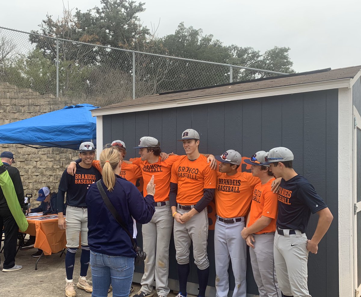FontenotFam5's tweet photo. Thanks to this behind-the-lens super-woman who always gets the moments captured for high school athletes, cheer, & spirit. She spent the day w @BroncoHardball despite ill family members at home and crazy schedule conflicts #ItsWhatSheDoes. Thank u @robinjansky ! https://t.co/mwbCpGdUGa