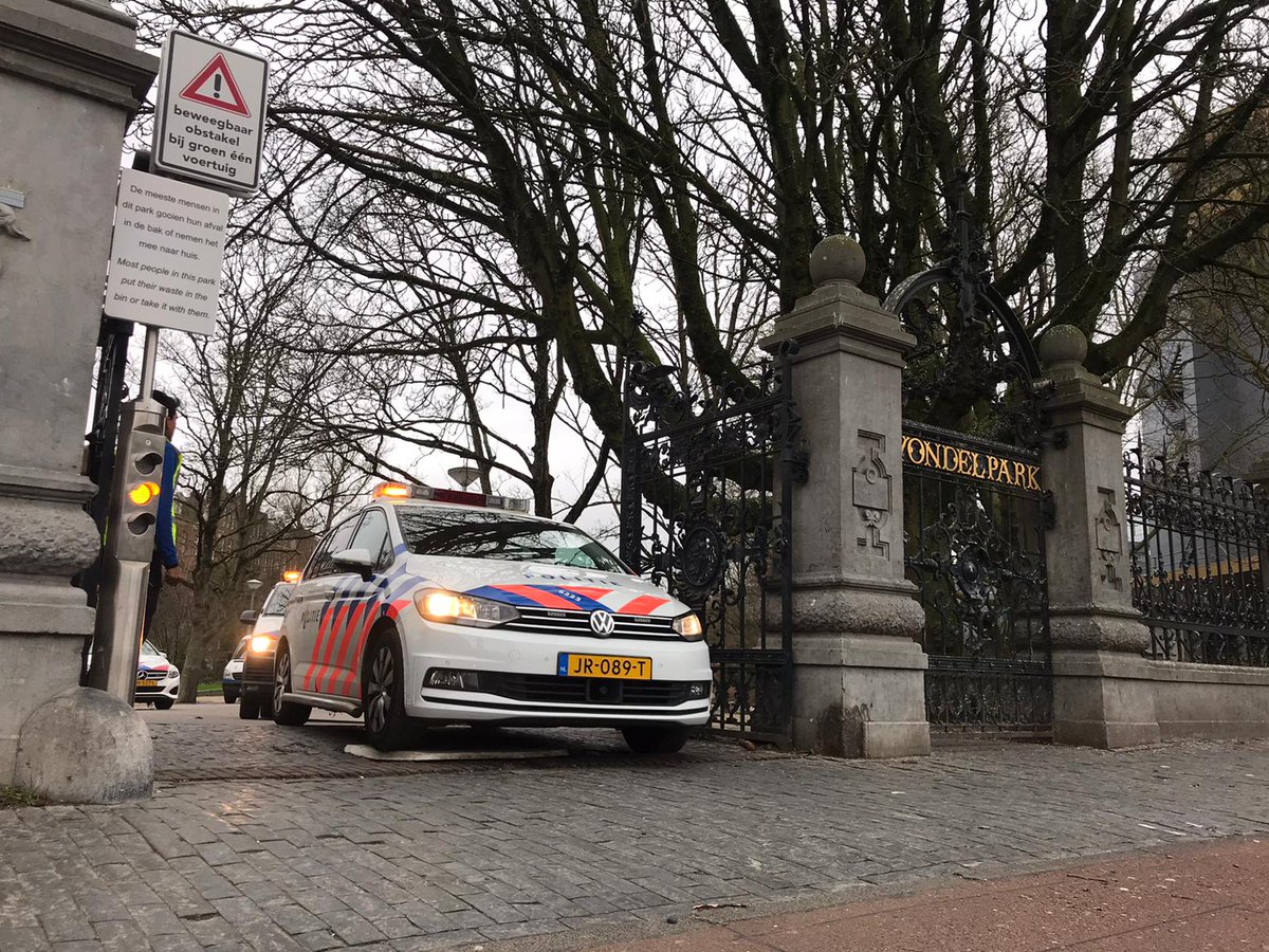Aan het begin van de middag zijn vijf parken in de stad gesloten, politie en handhavers assisteerden daarbij ..