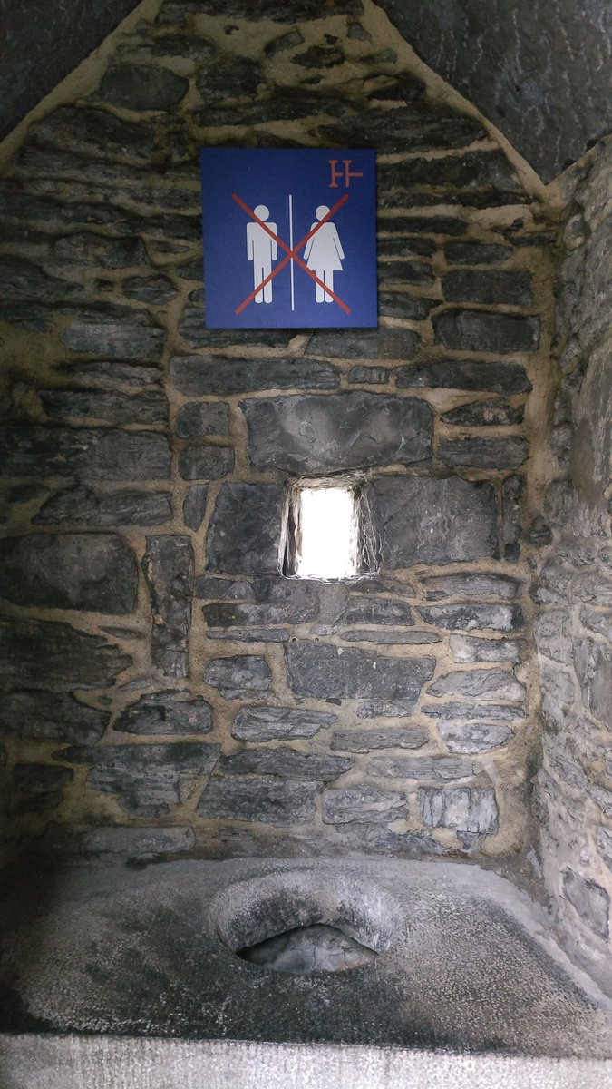 museumgroeten's tweet photo. Ik vraag me af wat er gebeurd zou zijn waardoor dit bordje nodig was... 💩😁 #Gravensteen https://t.co/VYIXfnZwEJ