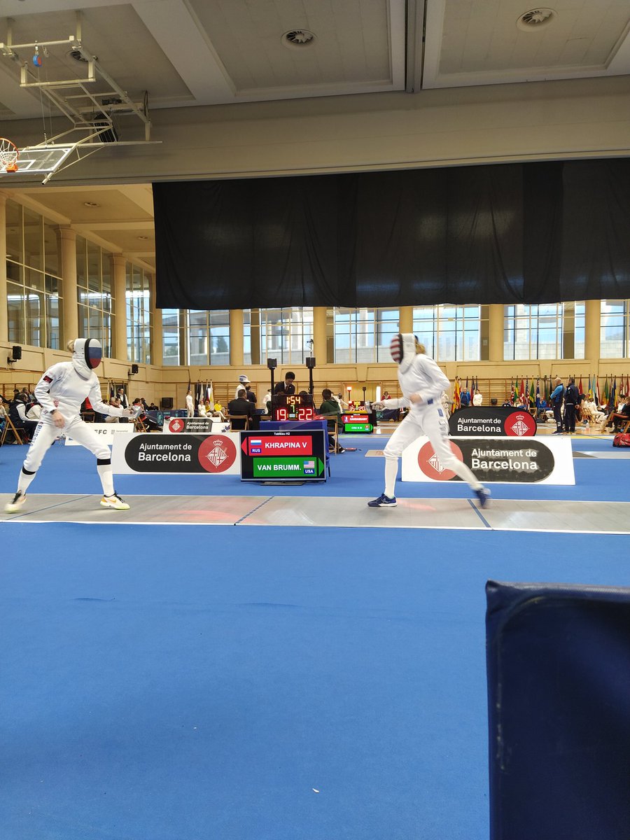 fencingbcn2020's tweet photo. Pelea por el 3r puesto muy disputada entre USA🇺🇲 i Rússia 🇷🇺
#fencingbcn2020
#ciutatdeBarcelona https://t.co/oyGwIg1p9p