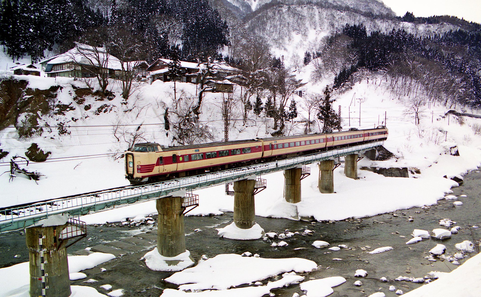 鉄道写真シュプール号 シュプール号（JR西リゾート車）: 西乃湯 鉄道我楽多館