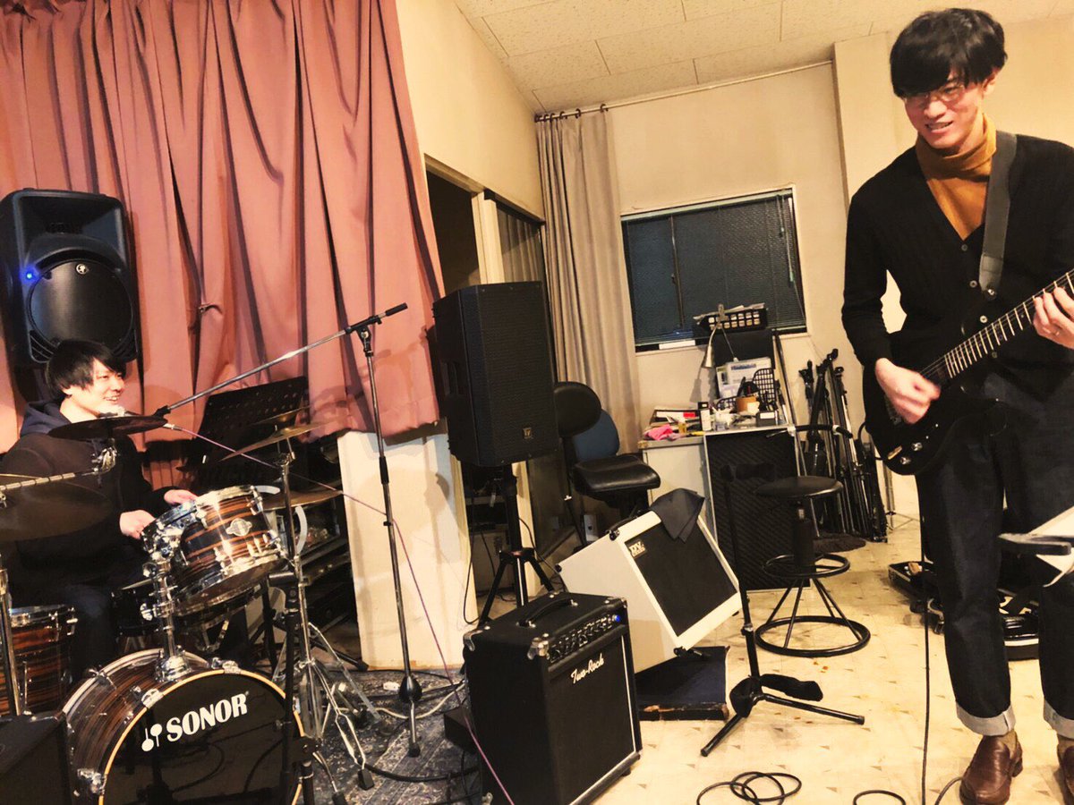 huk_laboratory's tweet photo. ドラムの上野です。
今日はライブに向けてのスタジオ練習でした！かなりいい感じ✨

みっちり練習したあとは楽器交換して遊びました！！
東（Gt）さんがドラム、新メンバー今吉くん（Ba）がギターの図です。
楽しそう笑 https://t.co/5cjJzzrMIe