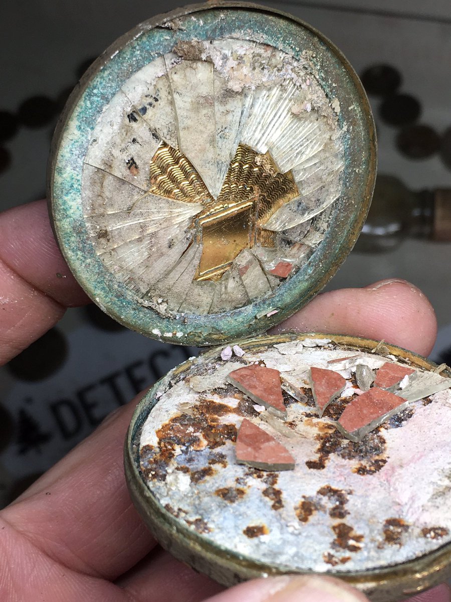 MnDetect's tweet photo. Got up this morning and decided I’d open the early 1900’s compact I found detecting last year. Apparently these were commonly used to store coins back in the day, in hopes of finding that gold coin, I gave it a shake and cracked it open. #detectmn  😂😂😂 #brokenmirror https://t.co/ldrVkdOskm