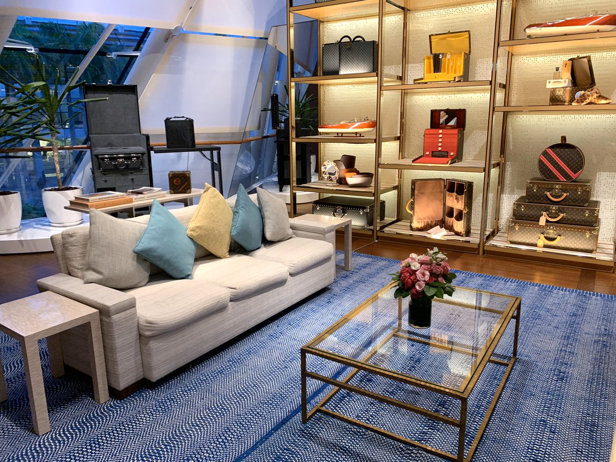 ひかり ほっとできる空間を シンガポール 行ったらここ Louis Vuitton マリーナベイサンズ側にあるルイヴィトンはぜひ足を運んでみてほしい 店内は広く 商品のレイアウトがとってもおしゃれ ファッションだけでなく