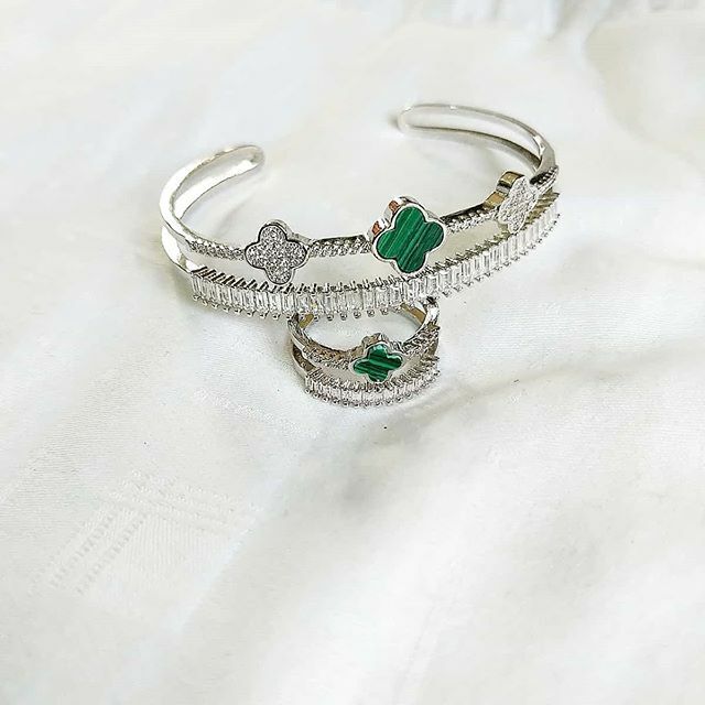 accessoriesM_ng's tweet photo. Bangle and ring set in Silver!

Love love it ❤️. Gift worthy and affordable too at ₦5000 only

#banglestack #bangleandring #accessoriesinlagos #accessoriesinnigeria #jewelryaddict https://t.co/KcQCJZy82M https://t.co/MqbBbnBz4v