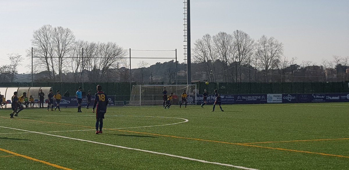 Després de dinar... res  millor que un derbi.   
<a href="/basellagostera/">CF Base Llagostera</a> <a href="/UELlagostera/">Unió Esportiva Llagostera</a> 
Infantil...
Quin gran ambient de futbol al #Municipal 🏟
Som-hi #Almogàvers
