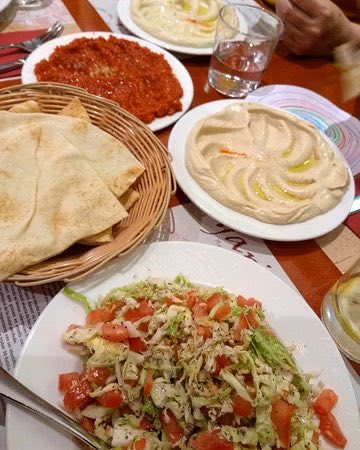 RealtorHigh's tweet image. #FelizDomingo con una buena comida en #Ugarit de #VillaOlimpica en  la #Barcelona soleada y cálida de hoy Pasamos un momento agradable con comida Sirio-Libanés. Para los vegetarianos el arayes de paratas, hummus y salsas de yogurt y pimiento 
Reserva en👉🏻restaurantesirio.es/index.php