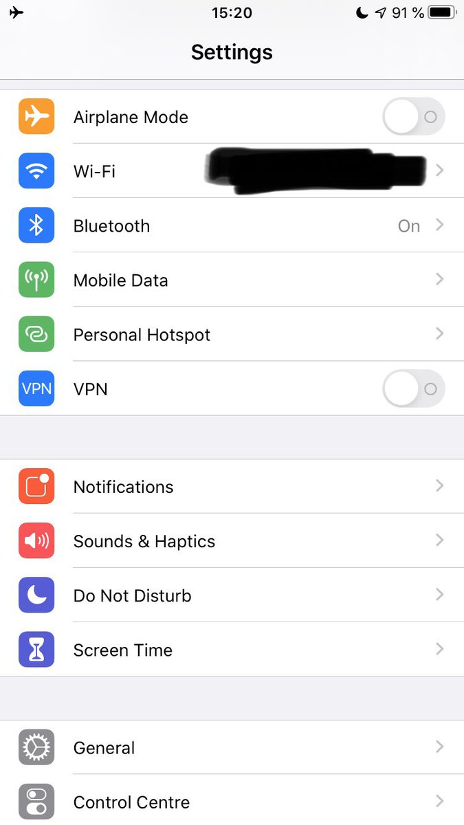 m106's tweet image. Really getting tired of decreasing software quality of iOS. Clearly not in flight mode anymore. The only thing that helps resolve this is a restart of the phone #ios1331