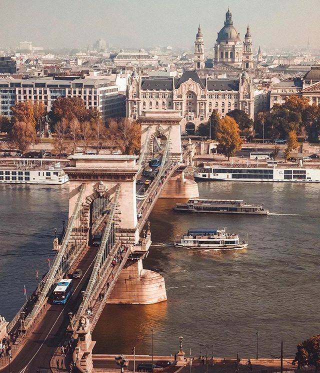 Looking over the Danube River, Budapest makes commuting look peaceful ⠀
⠀
#gobehere⠀
⠀
rg @budapest_hungary ift.tt/31GrBMb