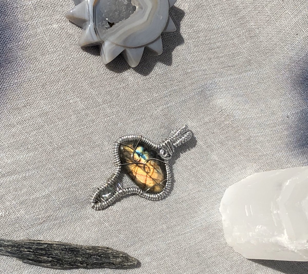 SheaShellsArt's tweet photo. Labradorite mushroom!❤️🍄
#linkinbio #flashylab #wirewrapper https://t.co/KWO8M7pEKs