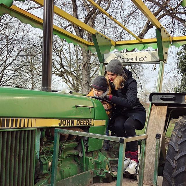 Draaaaagdoooor fahren Tante Alice!
Na das lass ich mir doch nicht zweimal sagen! ☺️ 🚜 
#tantezubesuch #Treckerfahren #rumstromern #kindsein #diezweirabauken ift.tt/3bqEbnl