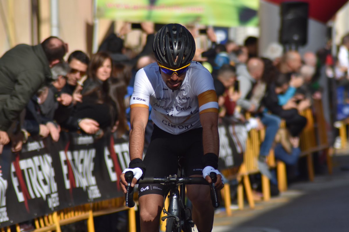 David_Gomez7's tweet photo. Afinant la preparació amb la Social de la Bisbal amb una tercera posició 🥉💪🏼 Espero aviat poder dedicar-te una minúscula part de tot el que et mereixes... Pel moment, aquest podi és per tu❤️💫👆🏼 #RideForModest
.
#antigacasabellsola #LetsGOmez #Cycling #Sismic
📸: @estel.photos https://t.co/s2VivOgMsO