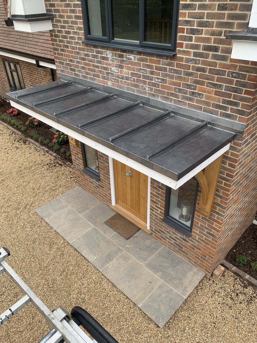 CraigSt94398971's tweet photo. Lead bay roof to this beautiful house in Beare Green, Dorking #leadwork #roofing #Dorking https://t.co/1Dx5Y3ovtn