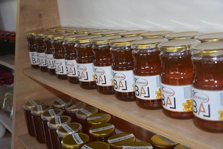 Çekiliş : Bu twiti RT yapanlar arasında kura çekilerek ismi çıkan 50 kişiye tamamen organik olarak Ovacık’ta yetiştirilen 5 kavanoz bal ikram edilecektir.