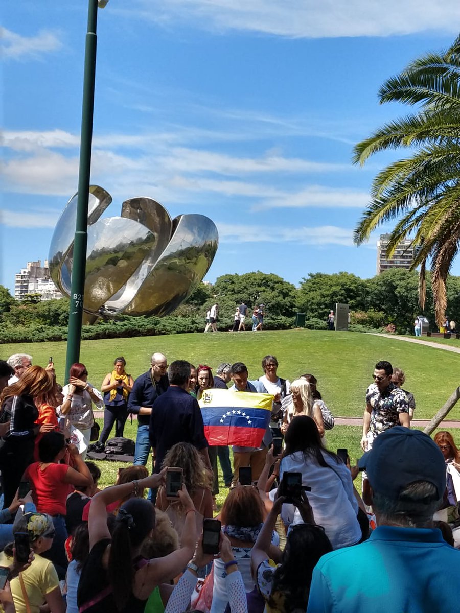 cala's tweet photo. Seguimos en #BuenosAires recibiendo la #BanderaDeLaPaz.
Este es el reconocimiento al poderoso equipo de @CalaFoundation liderado por Dilcia Ruan, @dilciaruan y de cada miembro de nuestro grupo empresarial CALA. Todos somos Fundación.
#Meditandoporlapaz #JuntosPorLaPaz
#Argentina https://t.co/xmat1gMeIG