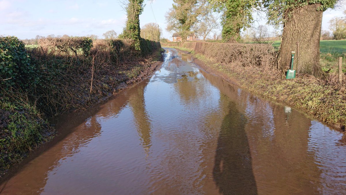 AnonEtc's tweet photo. Volunteer Wrenbury Parish Councillors & @CheshireEast residents out risking their lives to try and clear chronically blocked gullies/flooded roads following @CECHighways inaction despite dozens of reports over the last year.
#notworkingforyou #StormCiara
@edwardtimpson https://t.co/qLPa6xSuVd