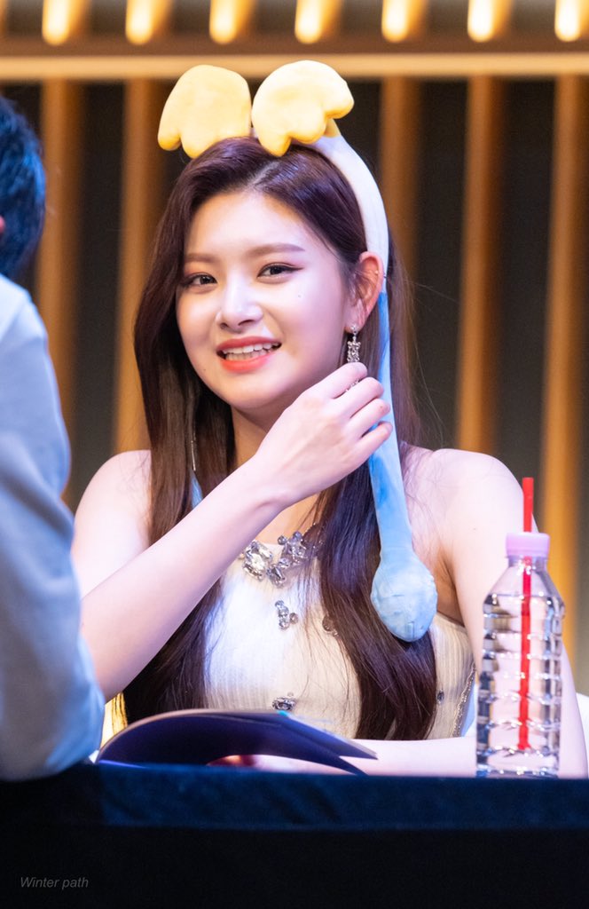 k_Winter_path's tweet photo. 200209
에버글로우 팬사인회

#EVERGLOW #에버글로우
 #이런 #YIREN #왕이런 https://t.co/rSDM9VzkpA