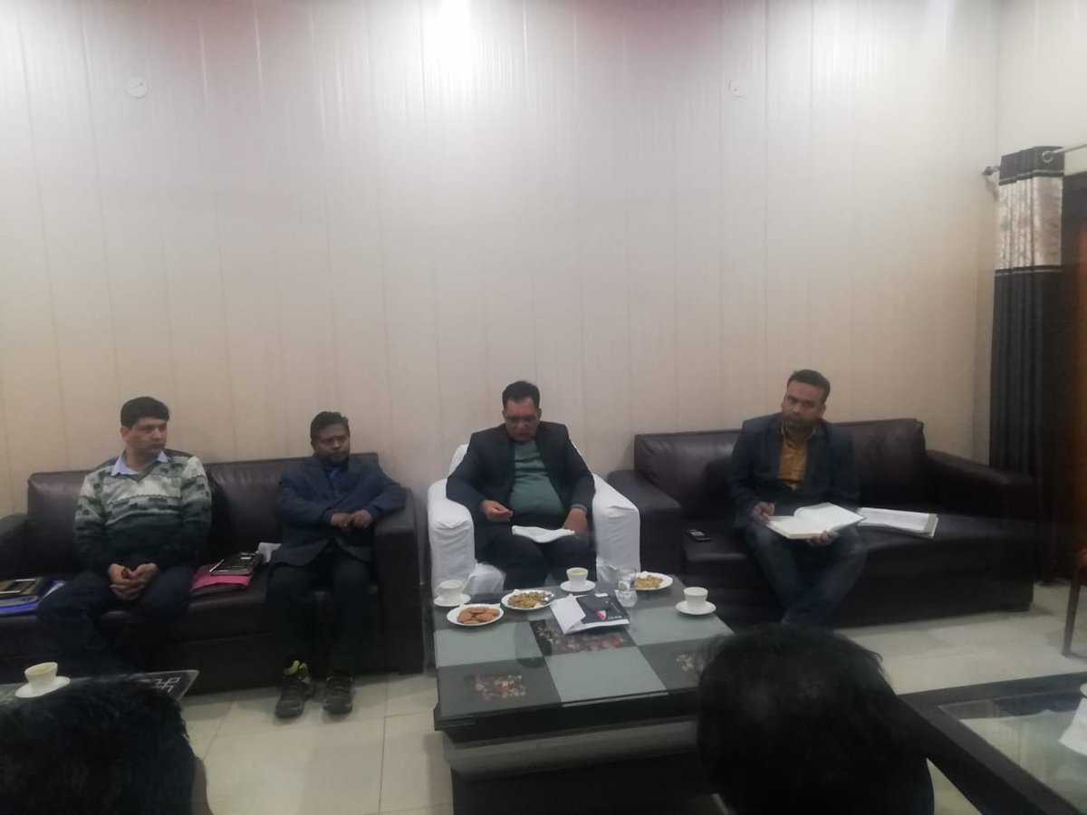 पश्चिमांचल के अन्तर्गत जिला रामपुर में अवर अभियंता स्तर के उपस्थित अधिकारियों को आसान किस्त योजना और किसान आसान किस्त योजना एवं राजस्व प्राप्ती के लक्ष्यों को पूर्ण करने के निर्देश दिए।