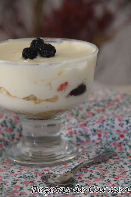 Tiramisú de moras #recetas blgs.co/LhFRh1