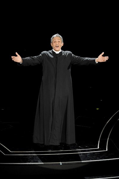 gloyasmine's tweet photo. I look indossati da Fiorello a Sanremo 2020 #sanremo20 #Fiorello https://t.co/zdylw9yr9p