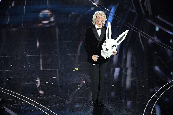 gloyasmine's tweet photo. I look indossati da Fiorello a Sanremo 2020 #sanremo20 #Fiorello https://t.co/zdylw9yr9p