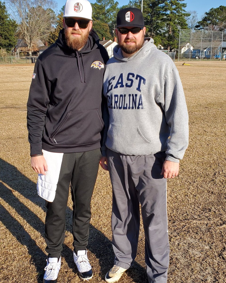 FILMTOFIELD's tweet photo. 📋Guest WR Coach Kevin Roach and former 💜💛 @ECUPiratesFB @ECUAthletics @piratealumni Thanks for coming out to work with my guys! Love you bro 👊
@CoachDonnieK
@CoachSShank
#filmtofield
#qb1training
#quarterback
#wrtraining
#positivebodylanguage
#nextplay https://t.co/VGXG2ZNLeS