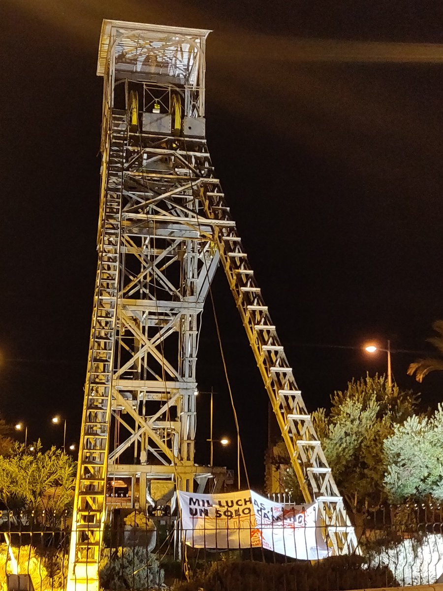 UJCEAndalucia's tweet photo. El éxodo masivo de la juventud por la falta de oportunidades laborales, condiciones de trabajo precarias que impiden tener una vida digna, y una falta de ocio alternativo.

Son las luchas de Linares, y el camino para ganarlas está en la organización.

#MilLuchasUnSoloCamino https://t.co/UfdK4uYH03