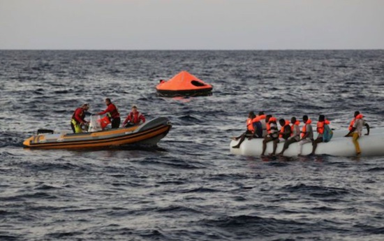 EzioSavasta's tweet photo. #Migranti, 80 persone soccorse da una ong spagnola #Maydatterrane al largo della #Libia dando seguito ad un allarme lanciato da #AllarmPhone.
Altri 91 in pericolo su un barcone.
#facciamorete #restiamoumani
https://t.co/W1vY73dAfw https://t.co/bpyuQuZTGu