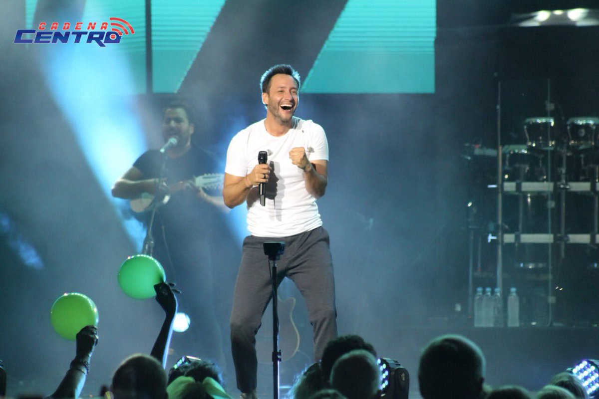 ccentrofm's tweet photo. Te dejamos las fotos de la segunda noche del Festival Internacional de Peñas.
Jose Luis Perales brilló despidiéndose de su público y Luciano Pereyra confirmó su romance con Villa María.
.
Vos lo escuchaste por #CadenaCentroFM 📻📲
.
📸PH: @MaguiZ48 https://t.co/UKpLrzG01d