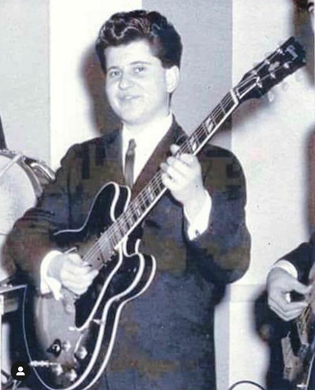 Mark Agnesi (@markagnesi) on Twitter photo A teenage Joe Pesci rocking a long guard ES-345. #Gibsunday via @joenardi69 ift.tt/39gVODW A teenage Joe Pesci rocking a long guard ES-345. #Gibsunday via @joenardi69 ift.tt/39gVODW