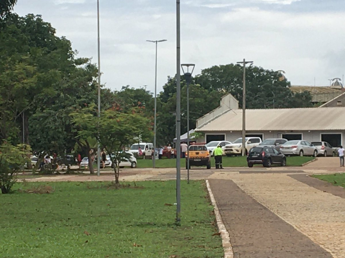 MarcioTocantins's tweet image. Fiscalização apertando o cerco aos fiéis que estacionam na Praça dos Girassóis para assistir as missas de domingo. Parabéns aos envolvidos! #palmas #attm #multa #catedraldepalmas