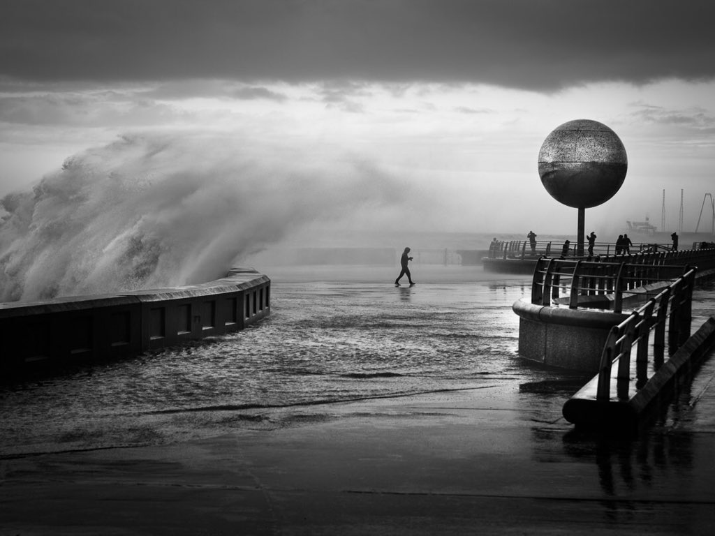 pfrostphoto's tweet photo. High tide at Blackpool today as Storm Ciara hits.
-------------------------
@StormHour @StormchaserUKEU @GranadaReports @itvweather @BBCLancashire  @bbcweather https://t.co/XKLUYbnrkS