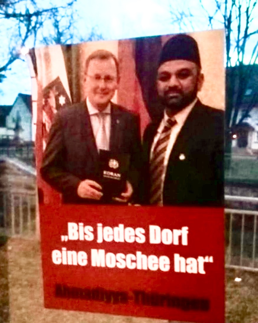 Unsere lieben Freunde von der SED (Die Linke) singen die Internationale und fordern eine Moschee in jedem Dorf. Unterstützt wird das aktuell von IM Erika im Kanzleramt. Das Foto entstand übrigens in Erfurt-Büßleben. 
hallo-meinung.de!