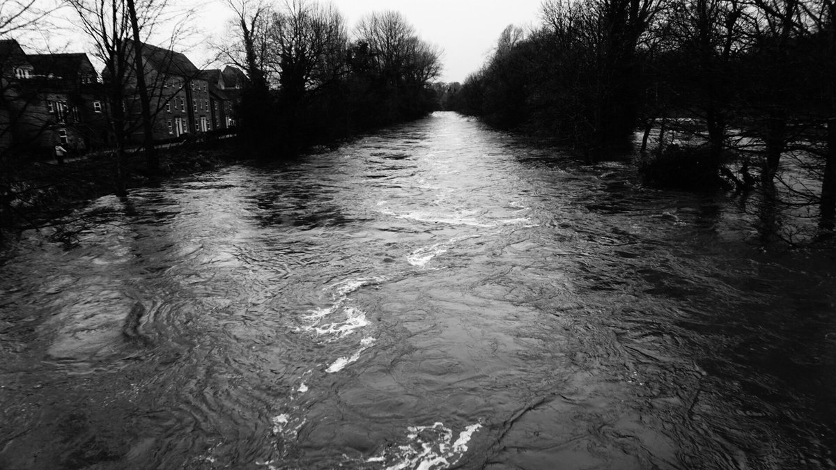 AndrewJohnson10's tweet photo. #stormciara #otley #wharfe #flood https://t.co/Gl0nkkxSR5