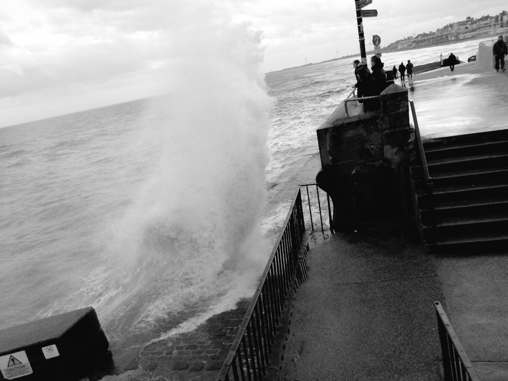 BridOnline's tweet photo. It's a bit rough today in #bridlington https://t.co/04ABkKkLXS