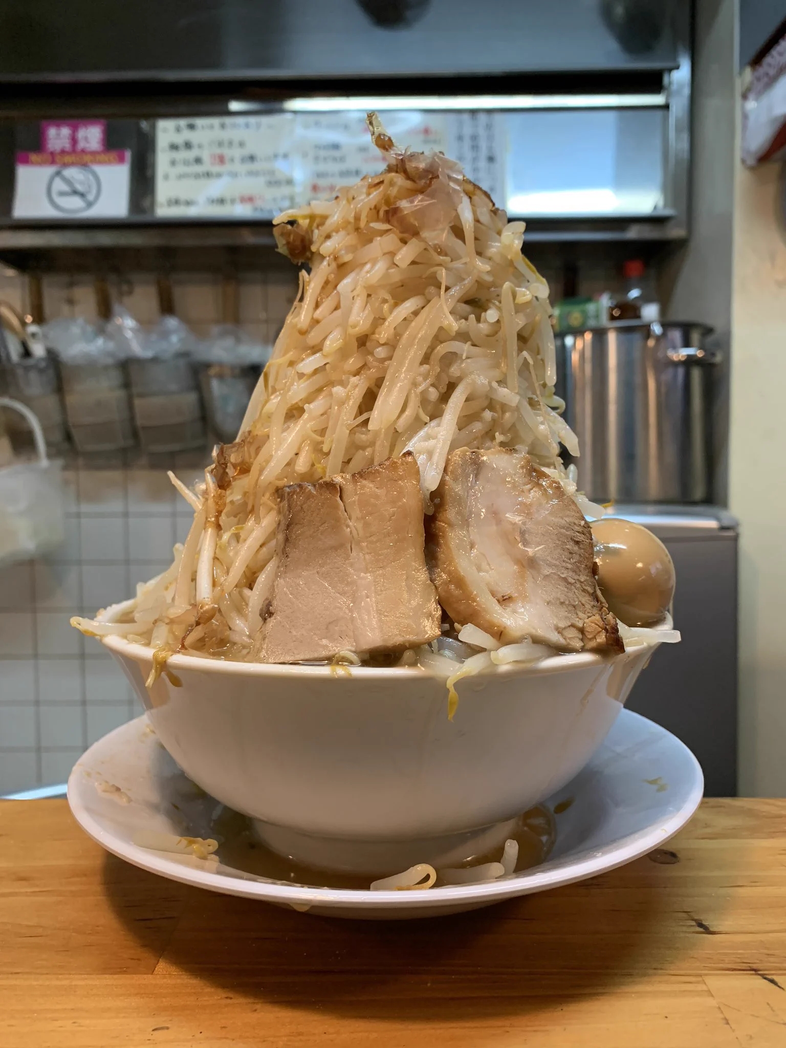 @girlmeetsNG 私もシンガポールや大阪で二郎系行きまくりですが、最大の野菜マシは大阪のこれです。 