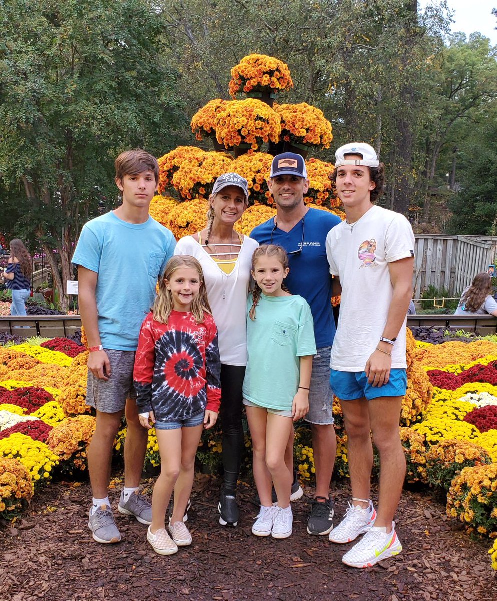 Cali76050477's tweet photo. Having fun at the state fair with my family!!❤️❤️ https://t.co/8lsE67mu16