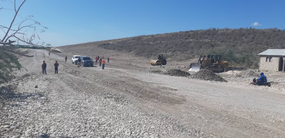 moisejovenel's tweet photo. Nan kad konstriksyon wout Kafou/Jòf Ansafolè a nou mobilize aktyèlman 3 ekip. Yonn ap travay Lakil, kote nou enstale pwòp izin asfalt nou, pou rive Gwo Mòn. Yon lòt ekip ap travay nan zòn bouk Gwo Mòn pou rive Gonayiv.  Epi yon lòt ekip mobilize depi mawòz  pou rantre Gwo Mòn. https://t.co/KlbSNHyAi9