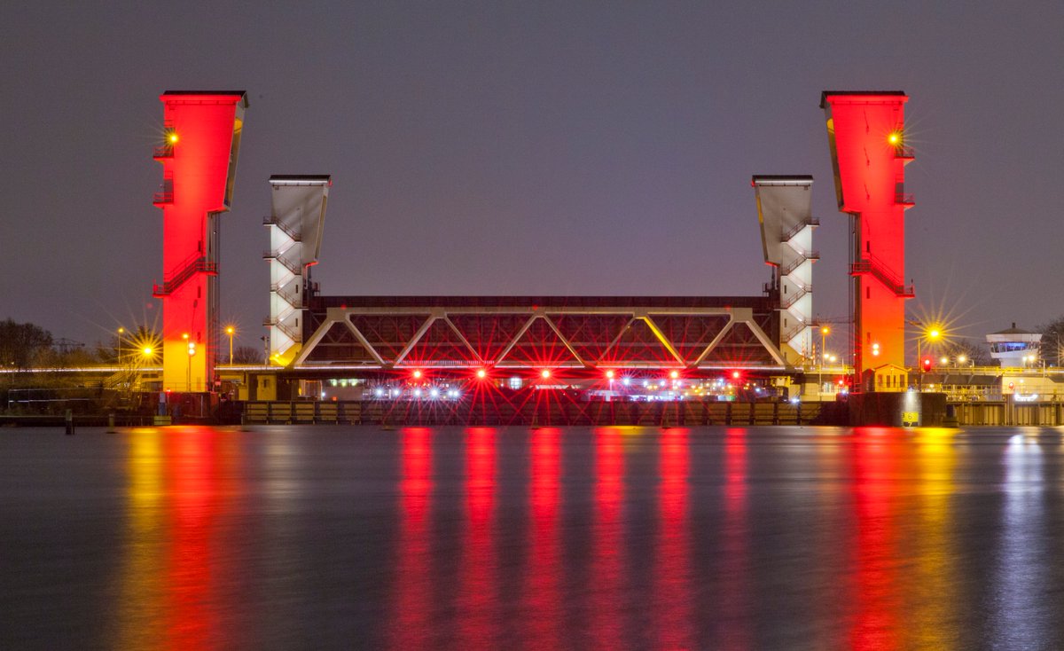 Na middernacht, ca. 00.30 sluit de Hollandsche IJsselkering vanwege de hoge waterstanden/springtij.  De torens zijn dan rood verlicht, zodat mensen in de omgeving weten dat er sprake is van hoogwater: rijkswaterstaat.nl/water/waterbeh…