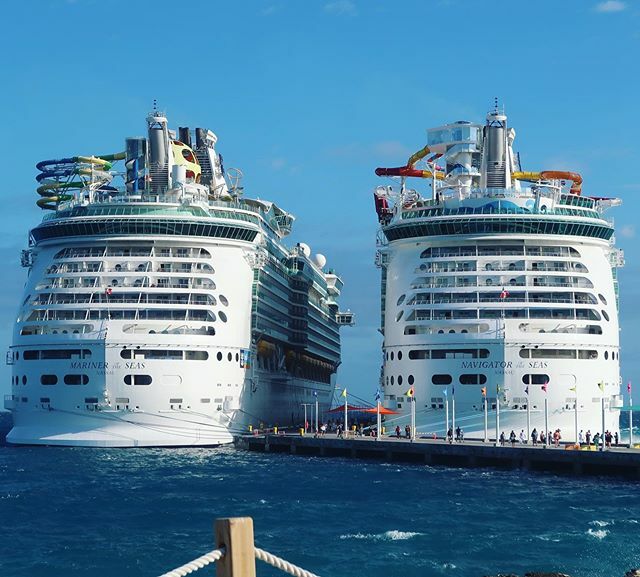 ParoDeeJay's tweet photo. Sisterly love in #CocoCay today!! :D #MarinerOfTheSeas #NavigatorOfTheSeas #RoyalCaribbean #RoyalWOW #ComeSeek #ParoDeeJay @royalcaribbean https://t.co/BChMNDf0dG