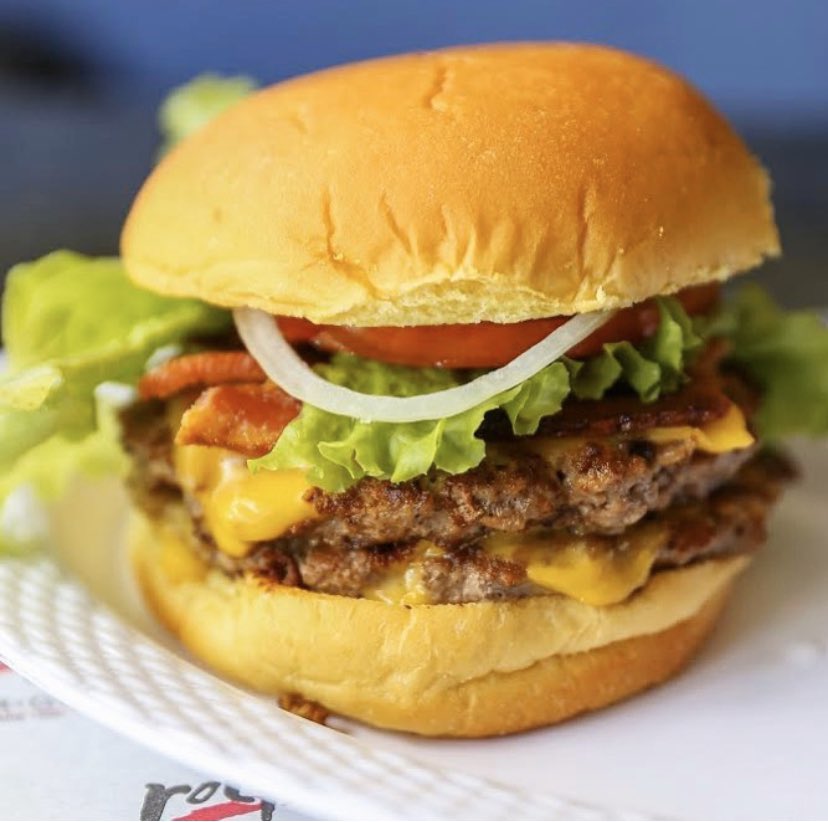 La hamburguesa más clásica de Panamá: una Rock Burger doble con queso y tocino con el pansito mas 😋 de todos <a href="/potatorolls/">Martin's Potato Rolls</a> #rockburgerpanama