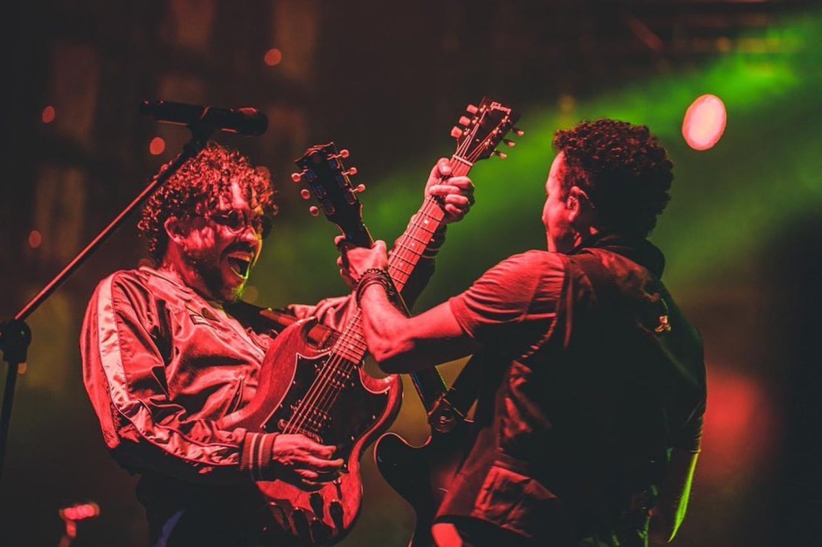 andrescepeda's tweet photo. ¡No podemos estar más felices y agradecidos por el inicio de nuestro #TourCompadres anoche en #Quito🇪🇨 junto a mi compadre @fonseca. ¡Gracias amigos por colmar con sus voces y sus aplausos el #coliseorumiñahui anoche!💥💥💥💥❤️ https://t.co/q5lwAxcR2A