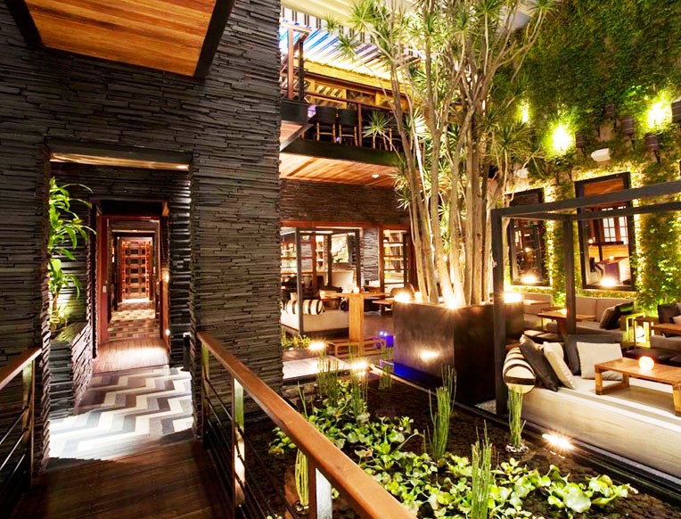 Mexico City is a great location for a romantic Valentine’s Day dinner. Enjoy a romantic evening at SUD 777, where the contemporary atmosphere and the seasonal cuisine are the perfect partners to disconnect from the hectic city.