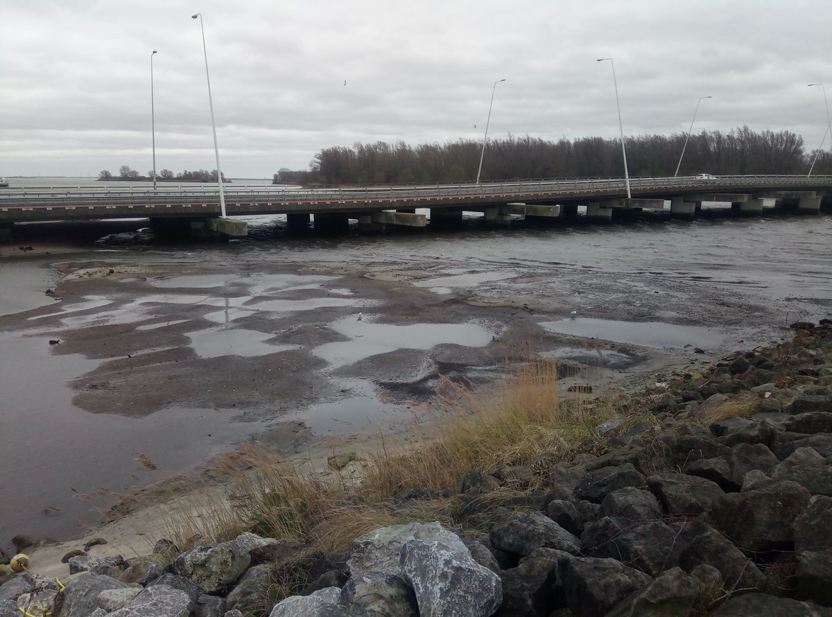 Het Markermeer staat scheef door #Ciarastorm. Aan de kant van <a href="/AmsterdamNL/">Gemeente Amsterdam</a> valt het op de ondiepe delen droog, wie heeft er een foto van Enkuizen, Lelystad of de Marker Wadden? <a href="/RWS_MN/">Rijkswaterstaat Midden-Nederland</a> <a href="/KNMI/">KNMI</a> waterinfo.rws.nl/#!/kaart/water…