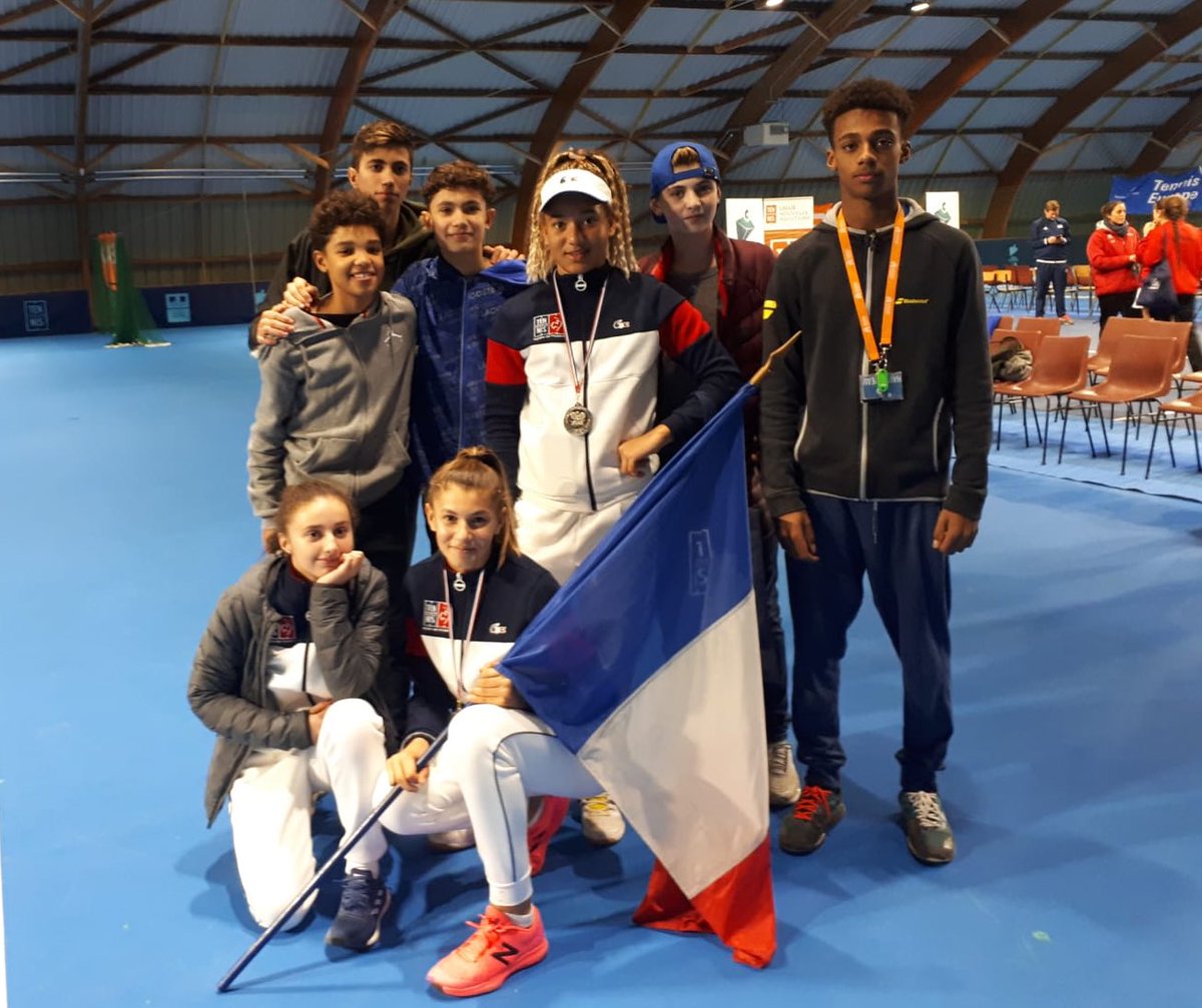 FFTennis's tweet photo. Des souvenirs plein la tête et l’envie de retourner sur le terrain au plus vite... 
Soutenues tout au long du week-end par les jeunes du Pôle France de Poitiers, les U-1️⃣4️⃣ filles s’arrêtent en finale, battues par la Grande-Bretagne. #wintercup https://t.co/zUWzSZUNr5