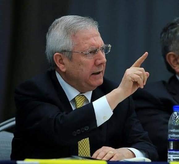 Tek başına düzene kafa tuttu.Bu kirli düzende 6 şampiyonluk çıkardı.2011'de dünyalarını başına yıkıp Fenerbahçe'yi Dünyanın en zengin 20 Kulübü arasına soktu.Tehlikeyi fark edip kumpas kurdular.Heykeli dikilecek birisi varsa,O da Aziz Yıldırım'dır...

#YaAdaletYaKiyamet