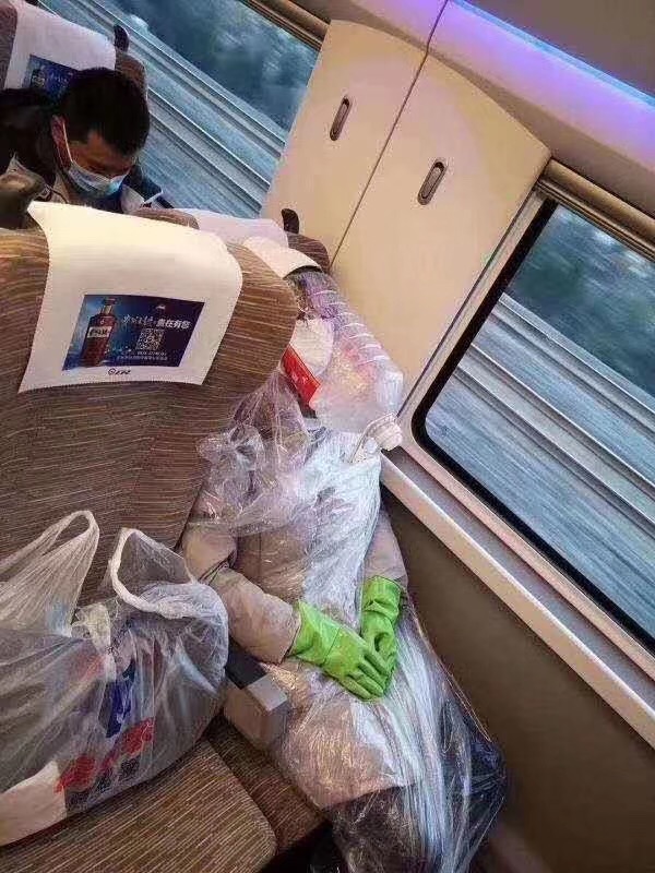 PDChina's tweet photo. In pics: Creative ways people came up with to protect themselves from #coronavirus in China. https://t.co/FinN46K0dx