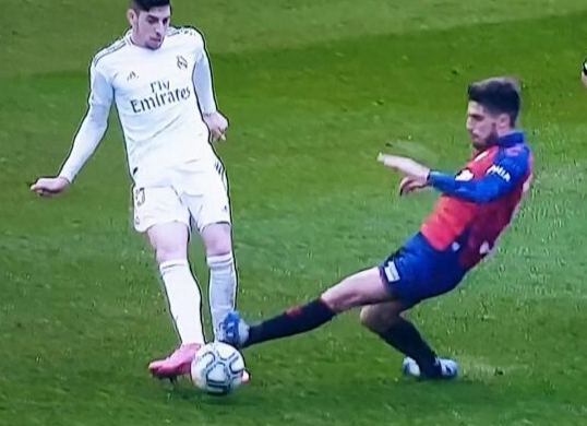carrusel's tweet photo. 📻#OsasunaRealMadrid 

La entrada de Nacho Vidal a Fede Valverde https://t.co/EoHEfZ8dZq
