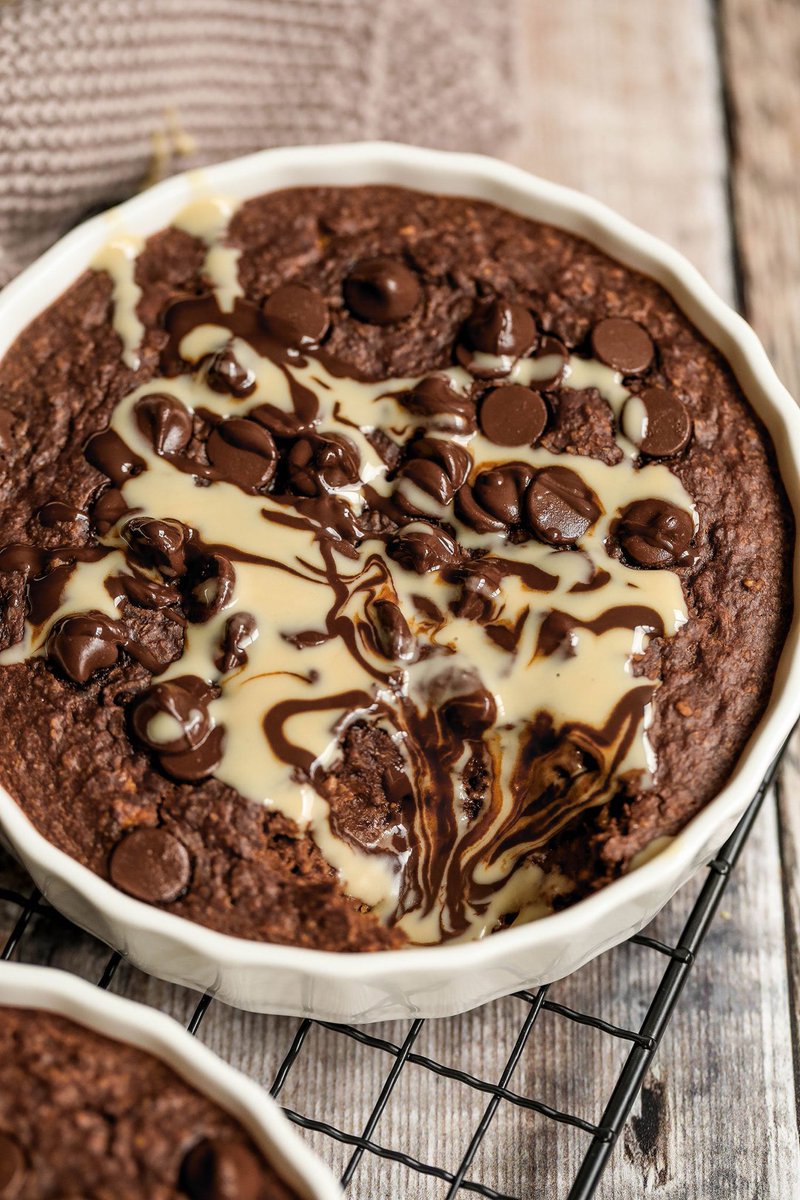 This ♥️Baked Chocolate Oats♥️ is such a fun way to enjoy your morning oats! The recipe is vegan and I used @FreeeFoods free from gluten porridge oats to make it gluten-free too! Get the recipe here nadiashealthykitchen.com/vegan-gluten-f…

#ad #vegan #glutenfree #breakfast #oats